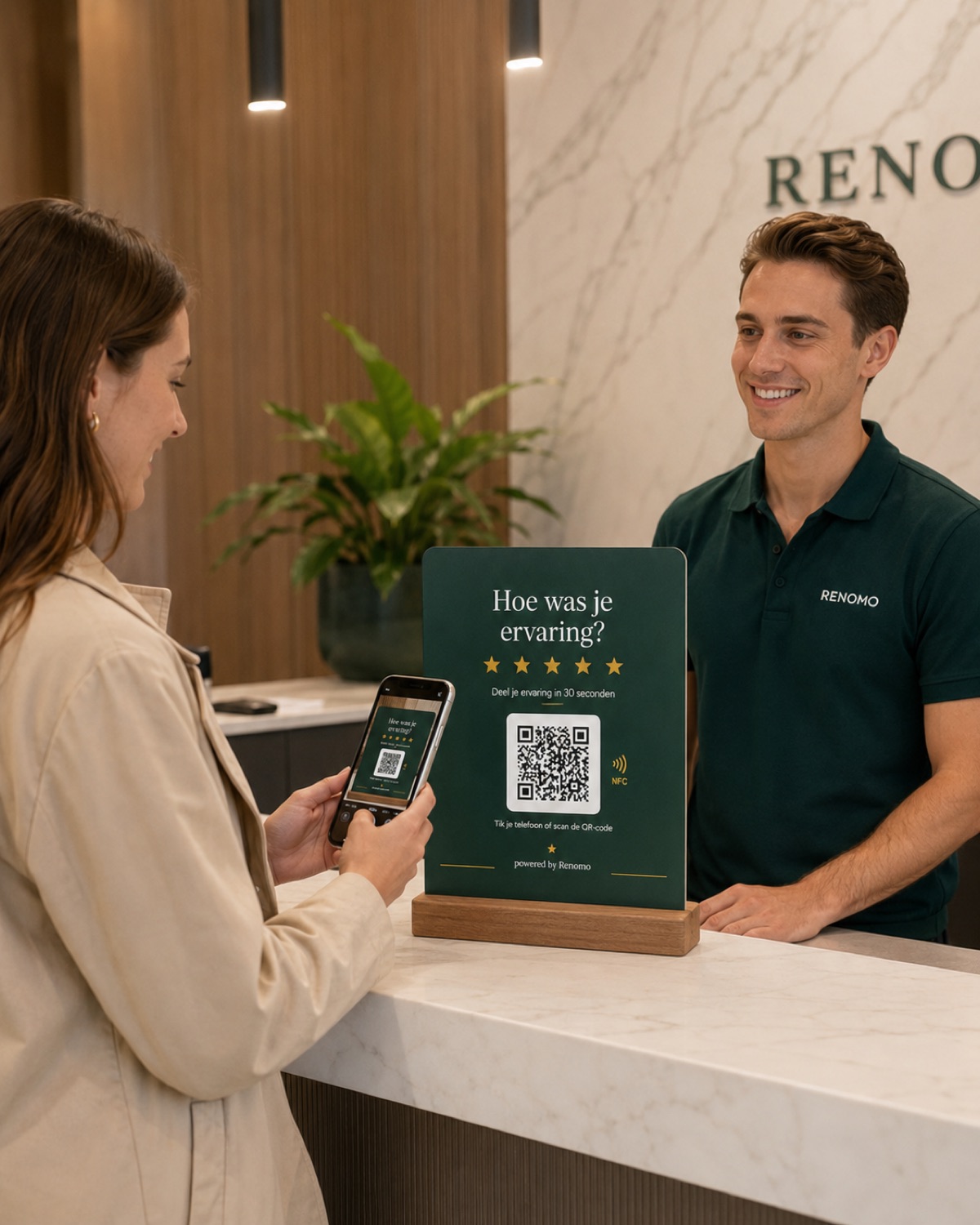 De Renomo-reviewstandaard met QR-code en NFC